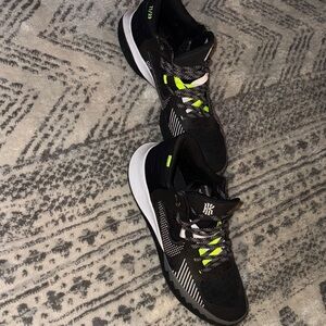 Nike Kyrie Flytrap V men’s size 11. Like new condition.